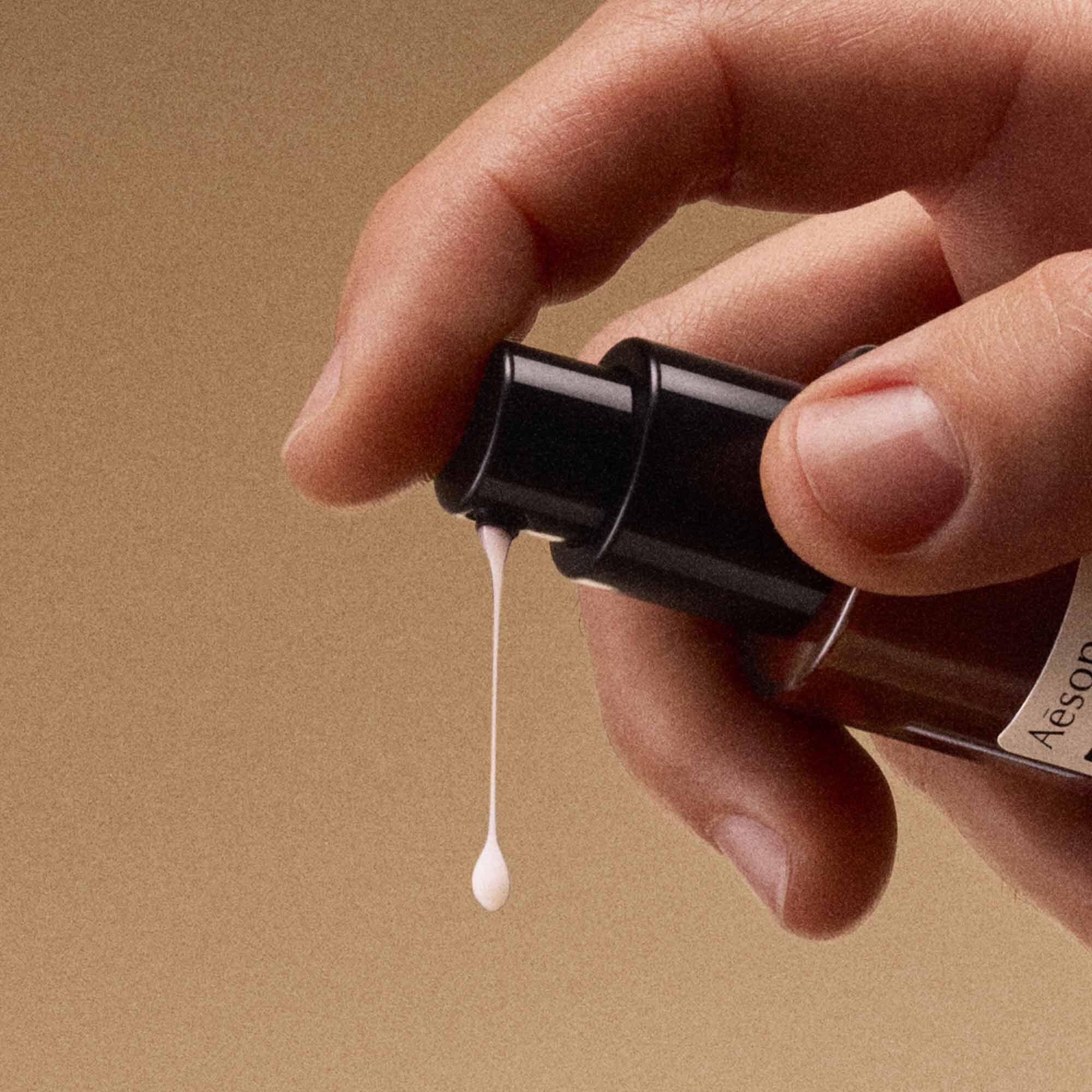 Solais Replenishing Hand Serum en frasco de vidrio.