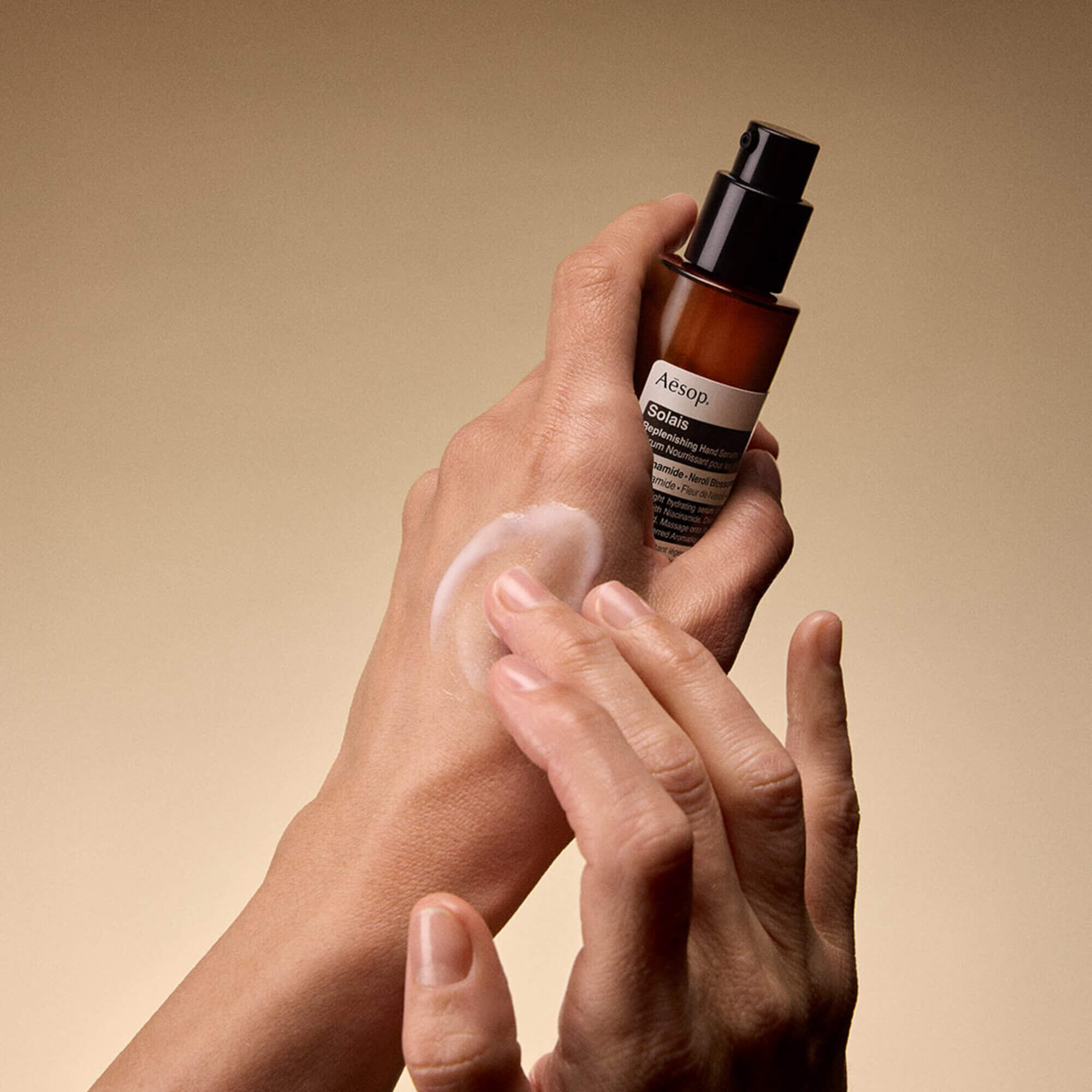 Solais Replenishing Hand Serum en frasco de vidrio.