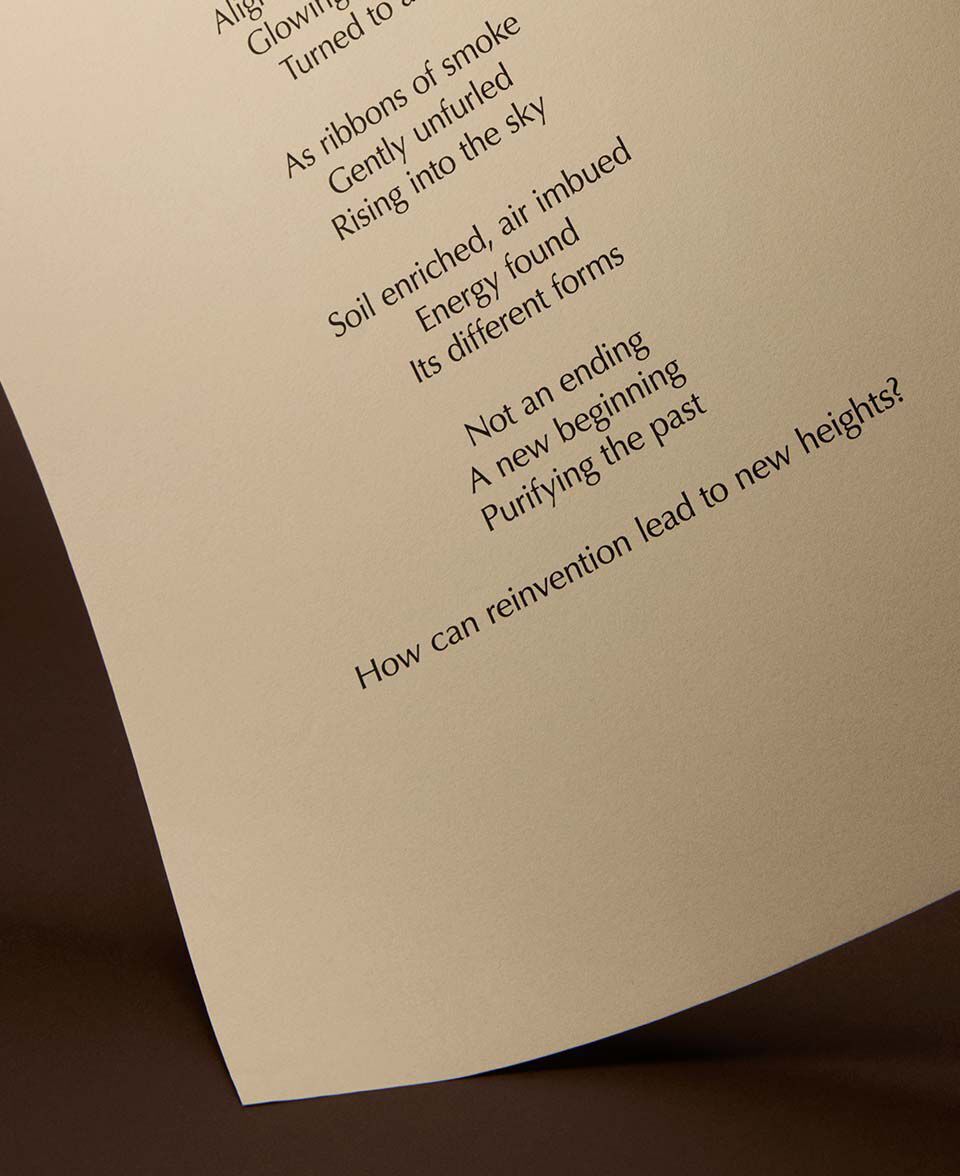Pagina de crema con texto de poema inclinado sobre una superficie marron calida.