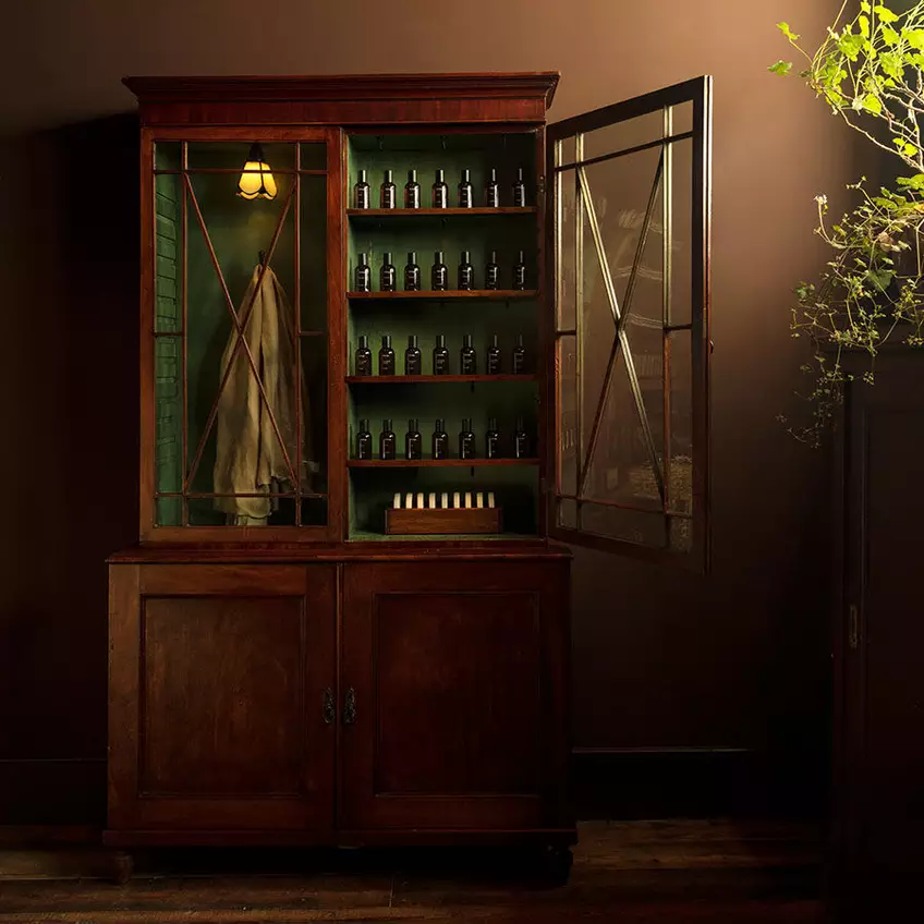 Descubre el Fragrance Armoire