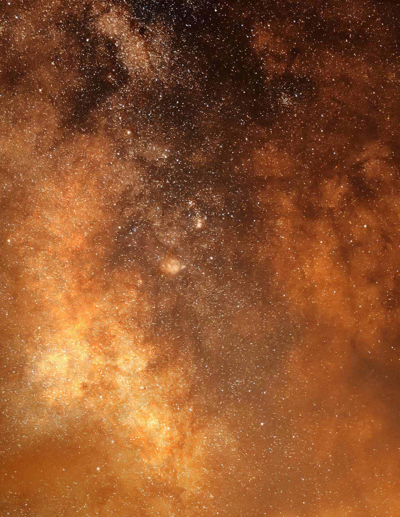Luz ambarina y dorada, semejante a una nube, con densas particulas moteadas que crean una composicion celestial texturada sobre zonas mas oscuras de naranja quemado.