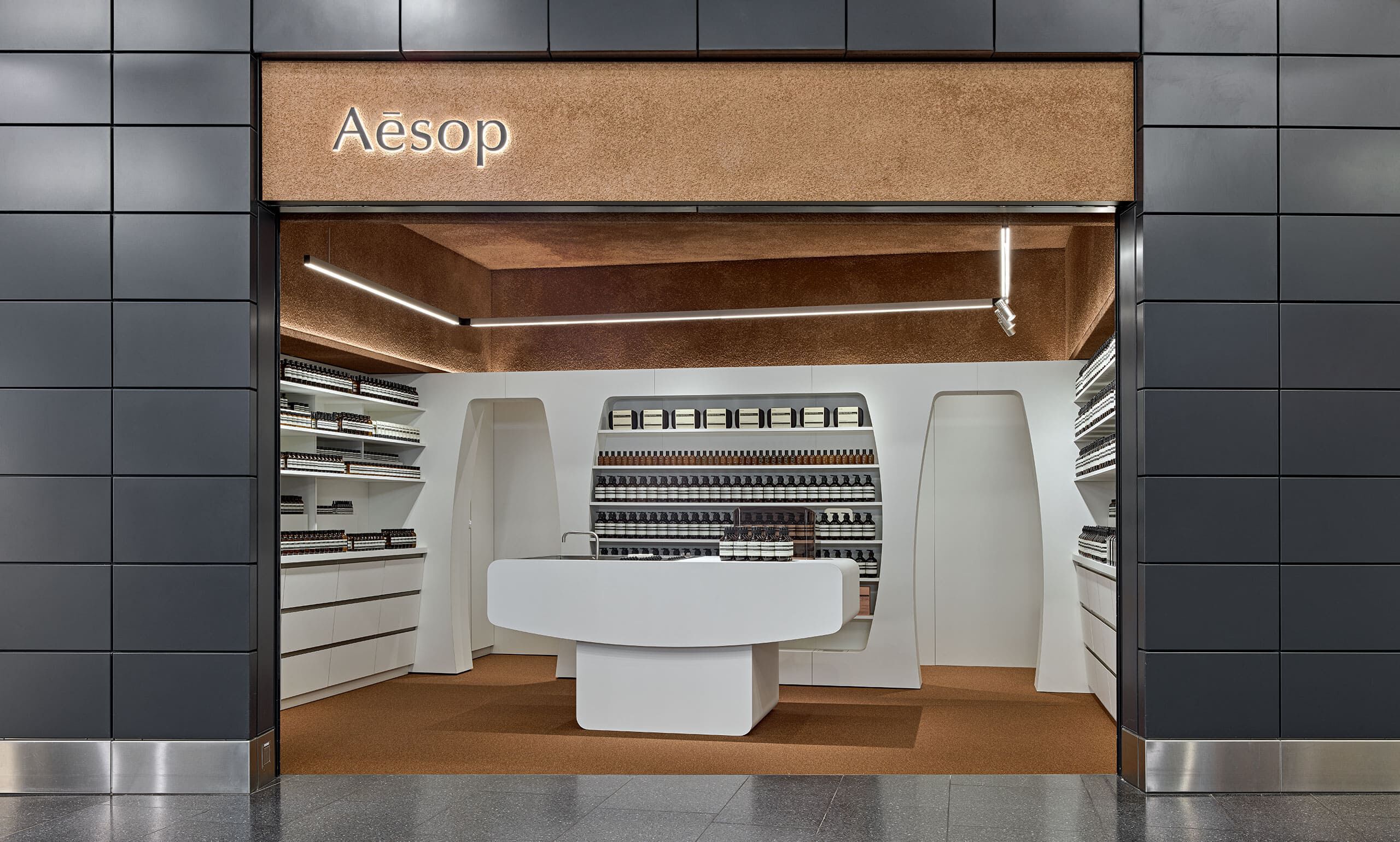 Descubra el Fragrance Armoire