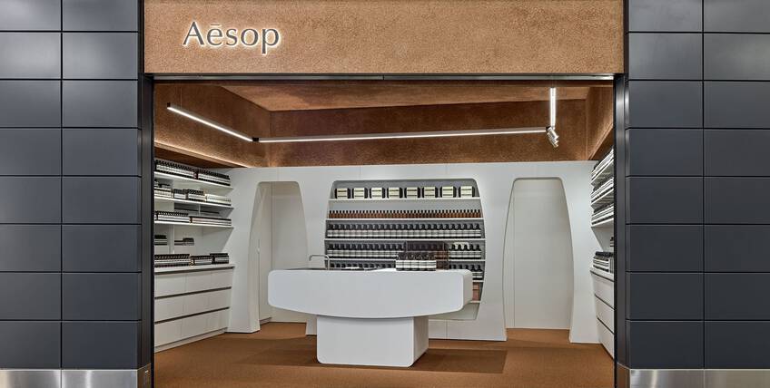 Descubra el Fragrance Armoire