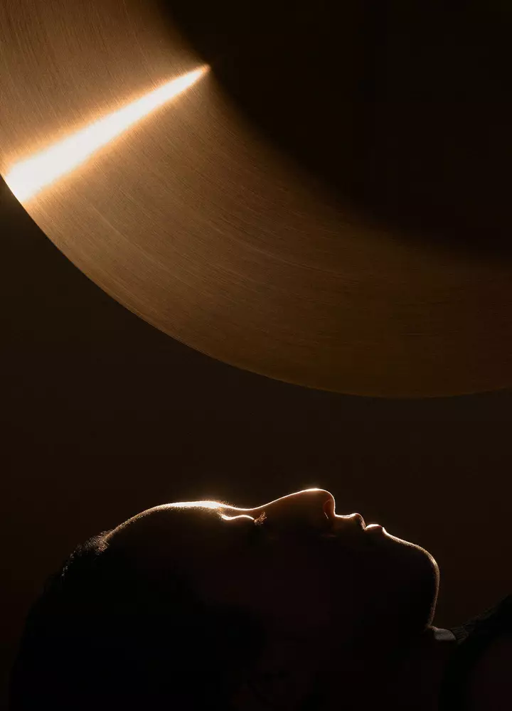 Al cerrarse los ojos, la luminosidad despierta