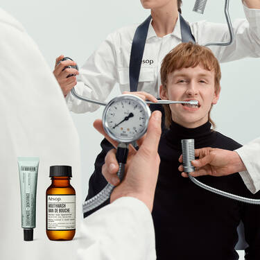 Escena clinica surrealista de cuidado bucal con productos de la marca Aesop.