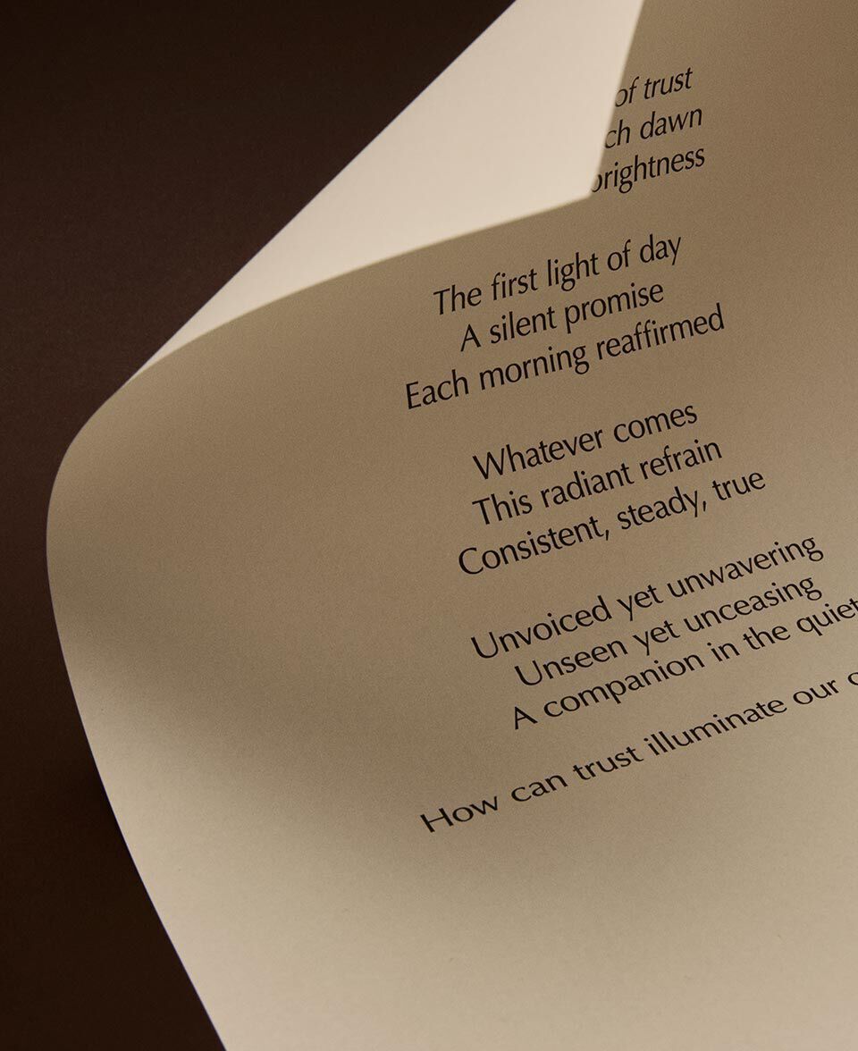 Pagina color crema curvada con texto de un poema en una composicion de primer plano.