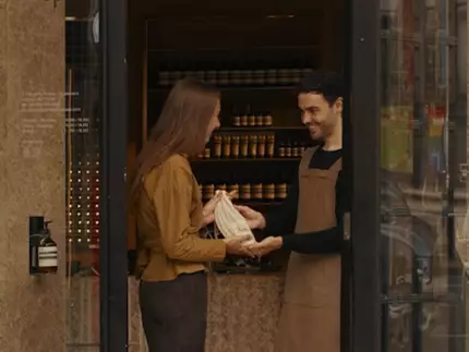 Una consulta de cuidado de manos en una tienda Aesop, junto a un tubo de 15 mL de Eleos Aromatique Hand Balm de regalo al suscribirte a nuestras comunicaciones.